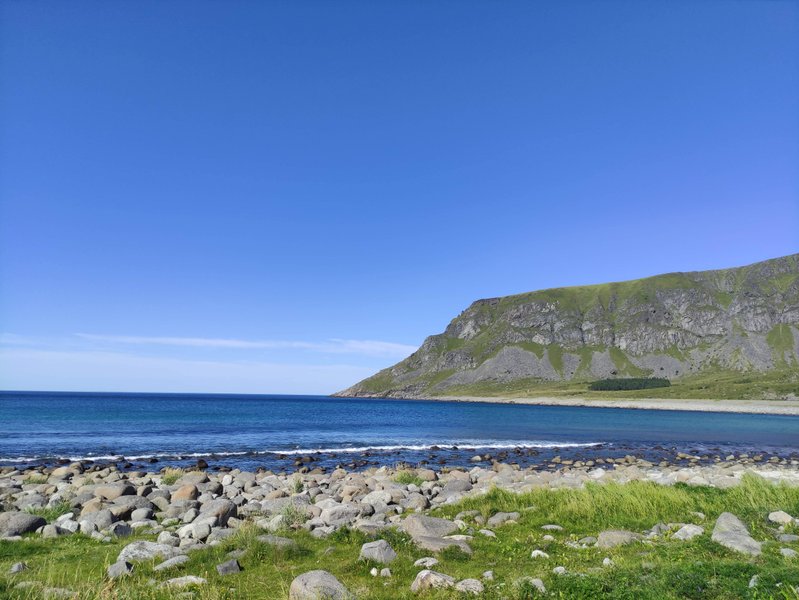 A wide view of the rocky shoreline and surrounding cliffs at Unstad beach. — Unstad (Lofoten), Unstad, Norway