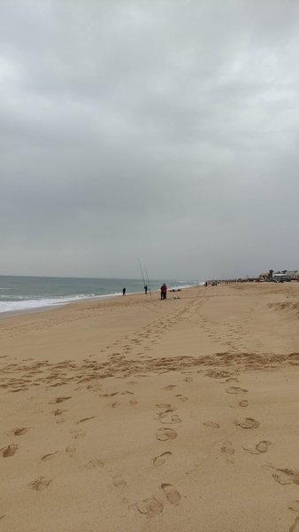A wide sandy beach at Ilha de Faro under a cloudy sky. — Ilha de Faro (Faro), Faro, Portugal