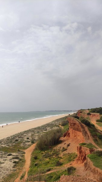 A high-angle view of the sandy beach and red cliffs at Alfagar. — Alfagar (Albufeira), Albufeira, Portugal