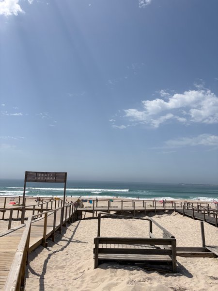 A view of the entrance and wooden walkways leading to the waves at Praia da Barra. — Praia da Barra (Aveiro), Gafanha da Nazaré, Portugal
