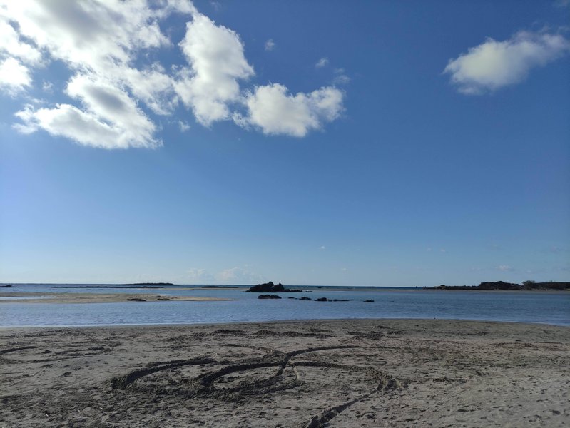 A wide view of Elafonisi Beach and the shallow lagoon under a blue sky. — Elafonisi-Strand (Kreta), Elafonisi Beach, Greece