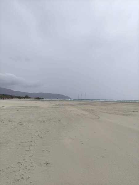 A wide view of the empty sandy beach at Elafonisi under an overcast sky. — Elafonisi-Strand (Kreta), Elafonisi Beach, Greece