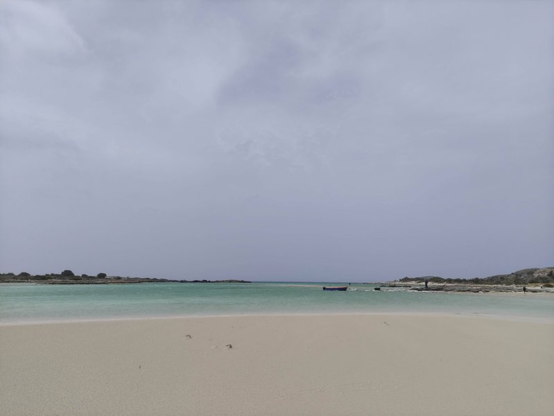 A wide view of the sandy beach and turquoise lagoon waters at Elafonisi Beach. — Elafonisi-Strand (Kreta), Elafonisi Beach, Greece