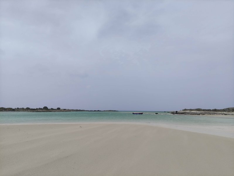 A wide view of the sandy beach and shallow turquoise lagoon at Elafonisi Beach. — Elafonisi-Strand (Kreta), Elafonisi Beach, Greece