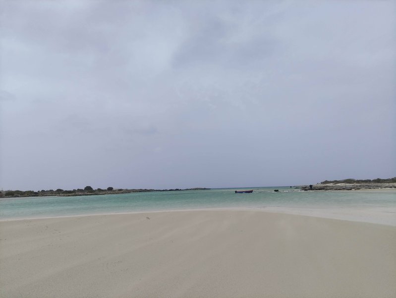A wide view of the sandy beach and clear water at Elafonisi under an overcast sky. — Elafonisi-Strand (Kreta), Elafonisi Beach, Greece