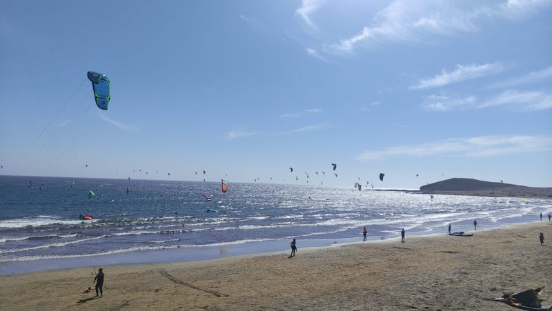 A busy day with many kitesurfers at El Médano beach. — Muelle (El Médano), Granadilla de Abona, Canary Islands, Spain