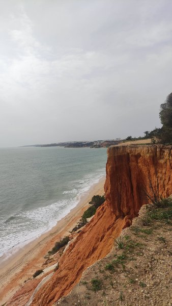 View from the red sandstone cliffs overlooking the beach and ocean at Vilamoura. — Praia de Vilamoura (Albufeira), Albufeira, Portugal