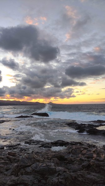 A rocky coastline with waves breaking during sunset. — Soledad (Moya), Moya, Canary Islands, Spain