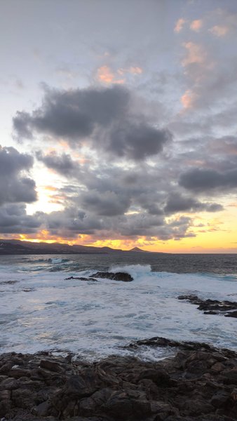 Waves crashing on the rocky shore of Soledad at sunset. — Soledad (Moya), Moya, Canary Islands, Spain