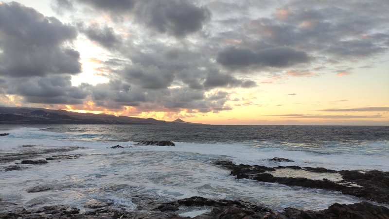 A view of the rocky shoreline and breaking waves at dusk. — Soledad (Moya), Moya, Canary Islands, Spain